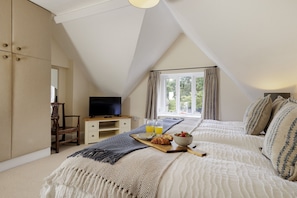 3 bedrooms, desk, travel cot, WiFi