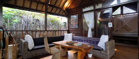 Deluxe Quadruple Room, Garden View | Living area