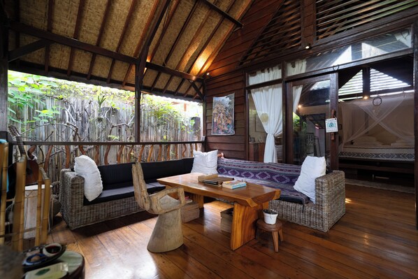 Deluxe Quadruple Room, Garden View | Living area