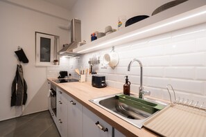 Jääkaappi, uuni, liesi, astianpesukone