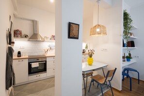 Réfrigérateur, un four, lave-vaisselle, cafetiÚre-théiÚre