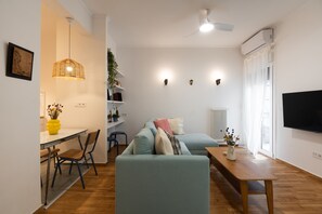TV - 1BR Next to Metro | Modern Comfort (Athens)