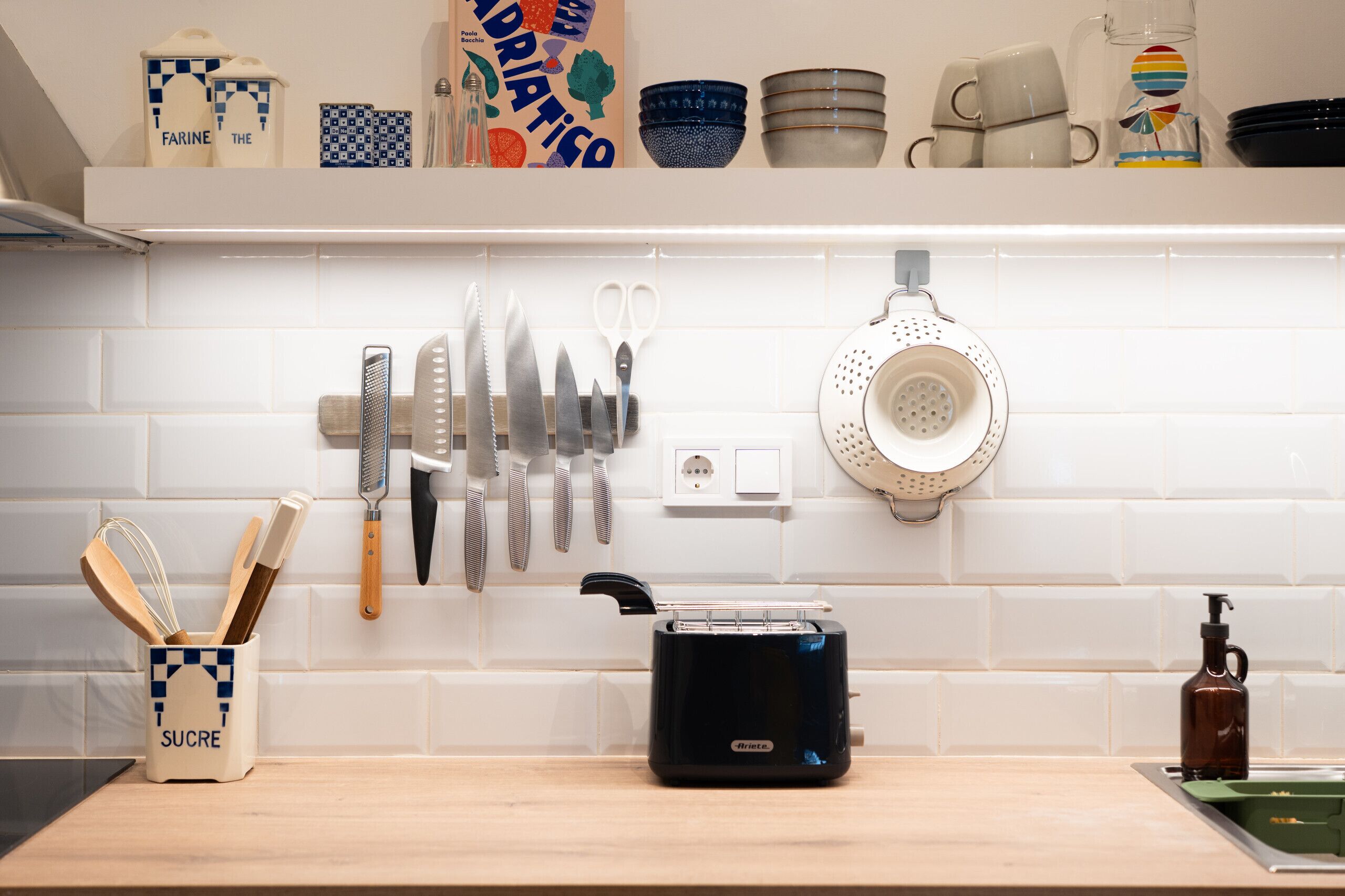 Réfrigérateur, four, lave-vaisselle, cafetière/bouilloire