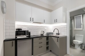 Réfrigérateur, micro-ondes, cafetière/bouilloire, bouilloire électrique