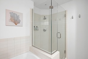 Douche, baignoire Ă jets, sĂšche-cheveux, serviettes fournies
