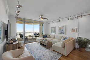 Smart TV, table football, ping pong, books - Beachfront! Coastal Designer Glam with Resort Amenities. Private Balcony & Grill (Galveston)