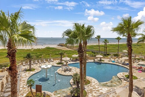 Beachfront! Coastal Designer Glam with Resort Amenities. Private Balcony & Grill