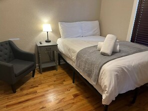 6 bedrooms, desk, iron/ironing board, travel crib