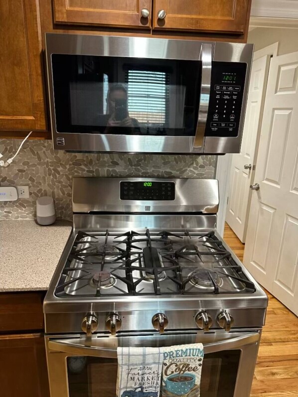 Geladeira, micro-ondas, fogão, cooktop