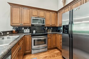 Réfrigérateur, four à micro-ondes, un four, surface de cuisson