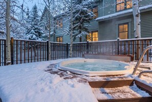 Tina de hidromasaje al aire libre