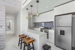 Refrigerador, microondas, horno y parrilla de estufa