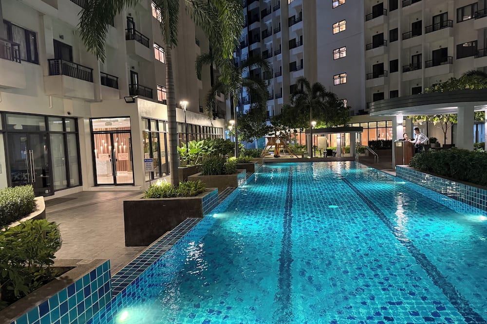Steps to SM Bicutan w/Balcony/ Near Airport/D+/ FLX/ Karaoke/ Wifi