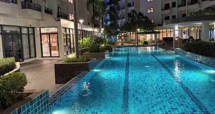 Steps to SM Bicutan w/Balcony/ Near Airport/D+/ FLX/ Karaoke/ Wifi