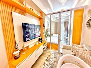 Living area - Steps to SM Bicutan / Near Airport/ D+/FLX/Karaoke (Parañaque)