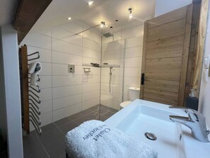 Douche, séchoir à cheveux, serviettes fournies