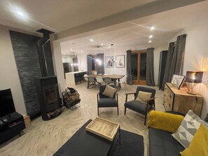TV, fireplace