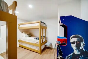 4 bedrooms, iron/ironing board, WiFi, bed sheets