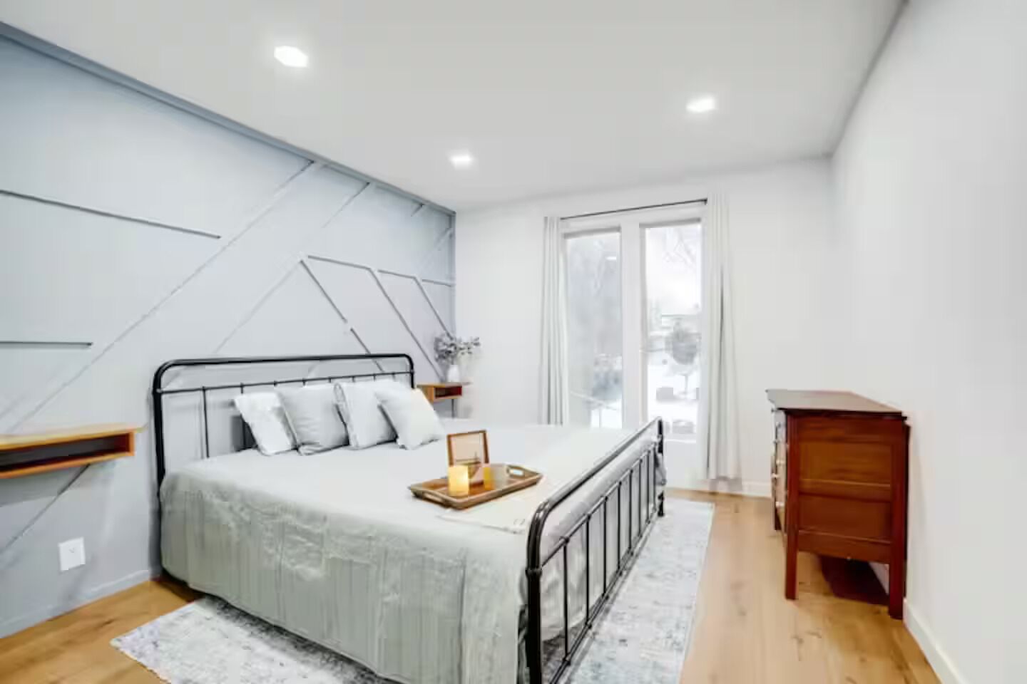 4 bedrooms, iron/ironing board, WiFi, bed sheets