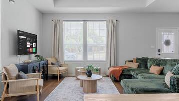 Smart TV, tavolo da calcetto, studio