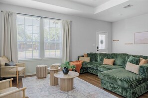 Smart TV, foosball, offices - Family Fun Getaway| Game Room| Fire Pit| Mini Golf (Bonham)