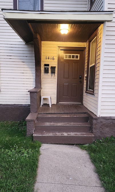 Clean 2-bedroom apartment with WiFi, located on the northwest side of Rockford.