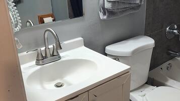 Séchoir à cheveux, serviettes fournies, papier de toilette