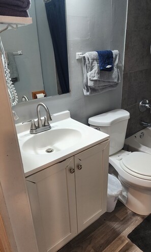 Haartrockner, Handtücher, Toilettenpapier