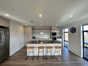 Fridge, microwave, oven, stovetop - Ahuru Mowai 4 bedroom House (Lake Tekapo)