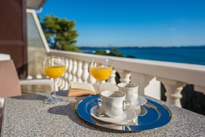 Outdoor dining - Beachfront apartment Liverić 4 (Vir)
