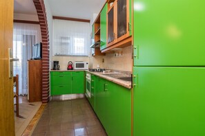 Refrigerador, microondas, horno y cafetera y tetera 