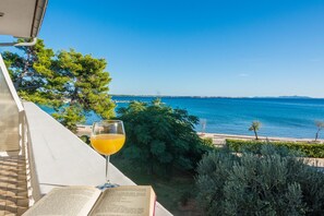 Unclassified image, 3 of 31, button