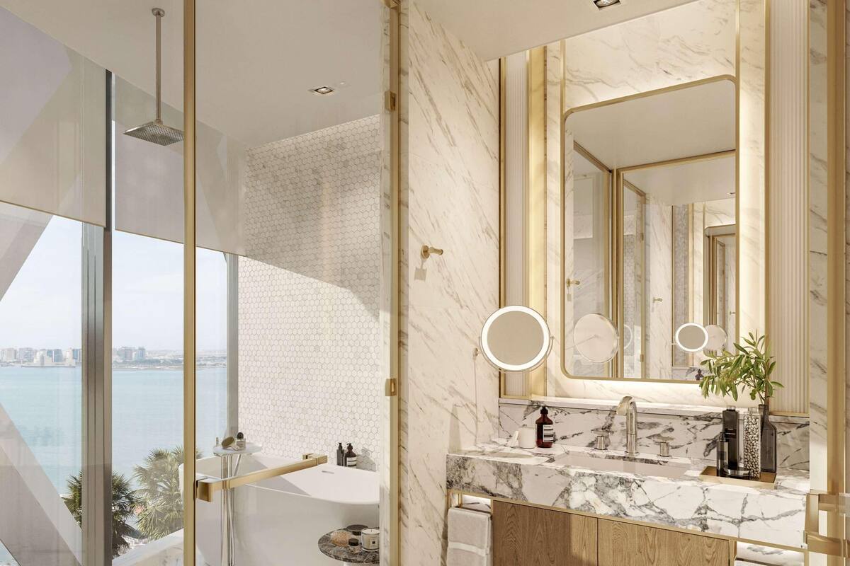 Une salle de bain moderne dotée d’un grand miroir, d’un plan de toilette en marbre et offrant une vue sur la ville grâce à une porte en verre.