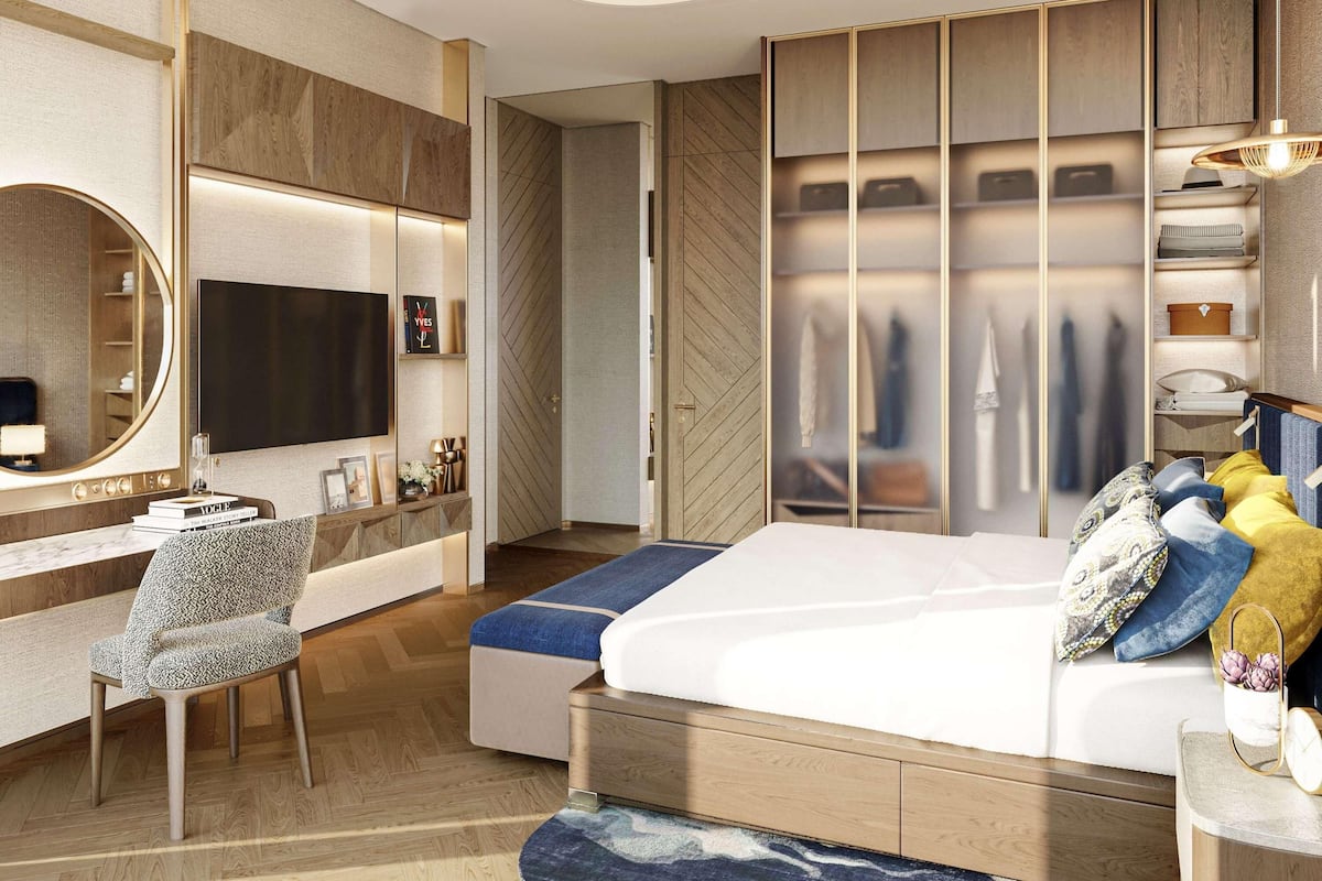 Une chambre moderne avec un grand lit, un bureau avec une chaise, une armoire et un téléviseur.
