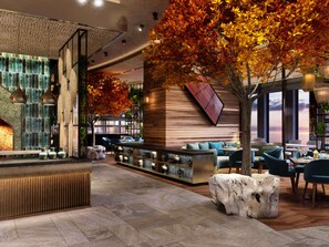 Un intérieur moderne agrémenté d’une cheminée en pierre, de touches de bois et d’un coin salon offrant une vue agréable.