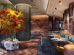 Un intérieur moderne avec un espace salon aux lignes courbes, un grand arbre et un motif de parquet en chevrons.