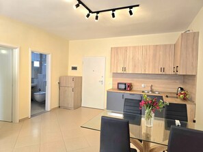 Kühlschrank, Mikrowelle, Herdplatte, Kochgeschirr/Geschirr/Besteck