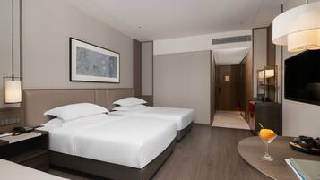 Quarto casal conforto, vista para a colina | Cortinas blackout, ferros/tábuas de passar roupa, Wi-Fi de cortesia