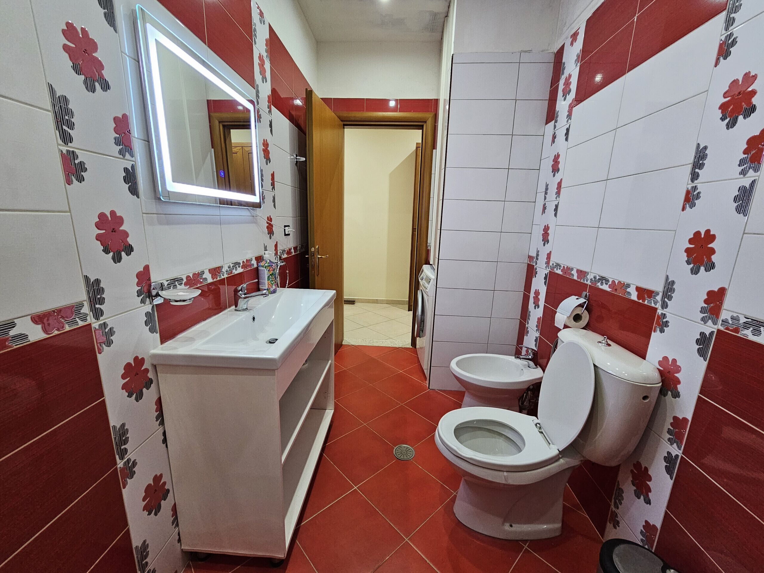 Ducha, secador de pelo y toallas