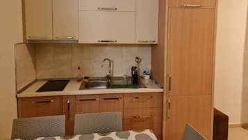 Een koelkast, een koffiezetapparaat/waterkoker, een waterkoker