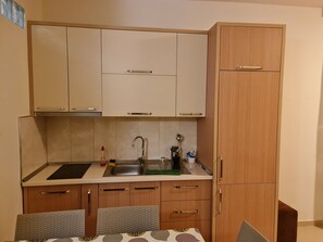 Kühlschrank, Wasserkocher mit Kaffee-/Teezubehör, Wasserkocher