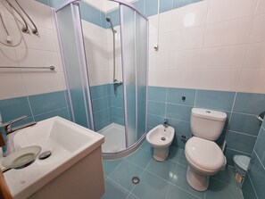 Een douche, een haardroger, handdoeken