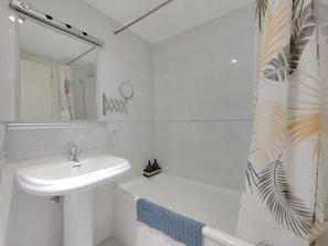 Toallas, jabón, shampoo, papel de baño