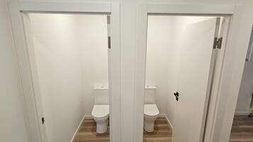 Douche, serviettes fournies, savon, papier toilette