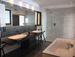 Shower, hair dryer, towels - La Colline by Pinarello Villa Services (Conca)