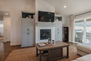 Smart-tv och eldstad