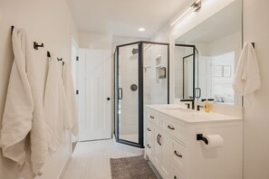 Jetted tub, hair dryer, bidet, towels