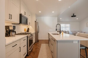 Kylskåp, mikrovågsugn, ugn och spishäll