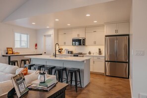 Jääkaappi, mikroaaltouuni, uuni, liesi