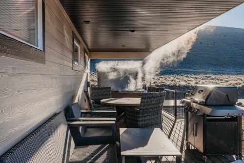 Mountain View Lodge - Spacious Cabin Retreat with Hot Tub, Snowmobile Access & Scenic Reservoir Views